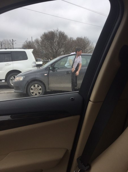 Дяденька на поло только что влез под автобус на Лиговском, перед Воздухоплавательной улицей, в сторо...