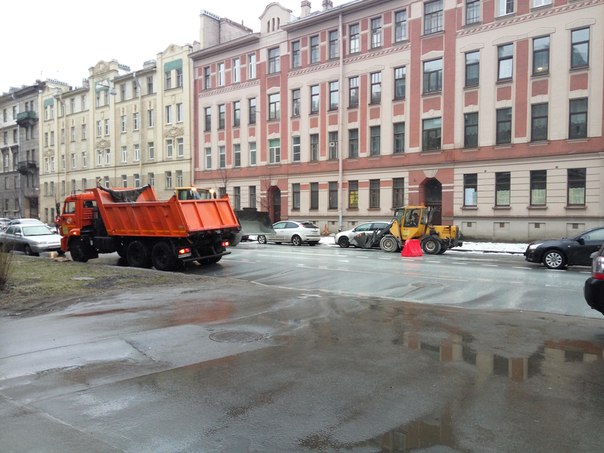 Левашовский проспект залило бетоном из бетономешалки убирают.