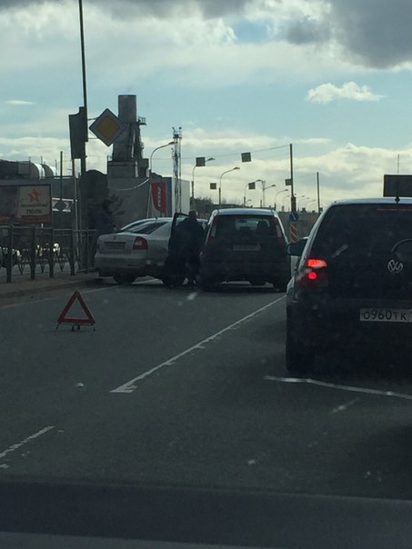 Замес из трёх машин на повороте к Ленте на Дороге Жизни в сторону Санкт-Петербурга
