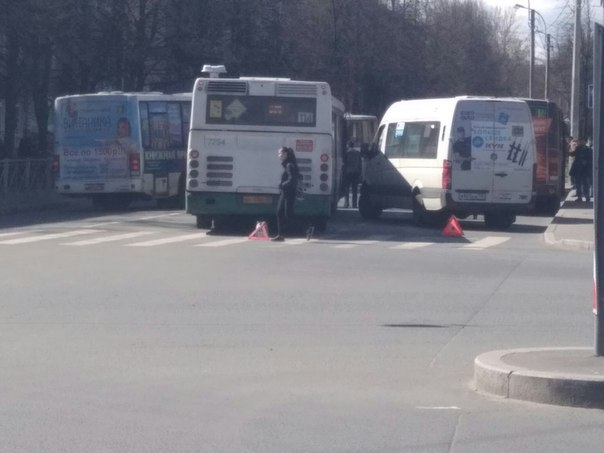 Столкновение маршрутки и 114 автобуса возле метро Елизаровская, пострадавших нету