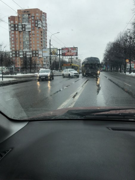 Skoda попала под удар автобуса на Гражданском проспекте, между Северным и Науки. проезду мешают
