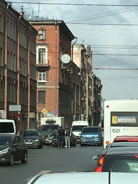 БМВ и Микроавтобус столкнулись на перел перекрестком Малого проспекта В. О. с 8-ой линией