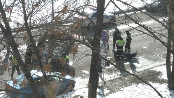 Авария в кармане на пересечении Витебского проспекта и улицы Орджоникидзе. Пострадала одна машина, н...
