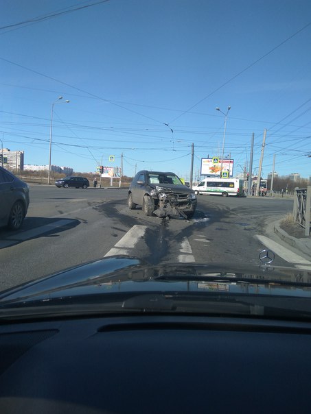 ДТП на пересечении Петергофского шоссе и Доблести.