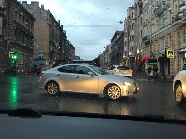 Lexus и Бэха не поделили перекрёсток Суворовского и 2-ой Советской.