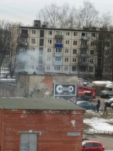 Возгорание нежилого строения,пожарная машина и 4 сотрудника на месте,тушат во дворе Пискарёвский 40-...