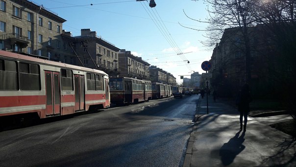 В начале Савушкина, встали 7 трамваев, перед первым стоит скорая.