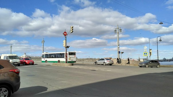 Автобус и легковушка на мосту Лейтенанта Шмидта в сторону Васильевского острова. Актуально на 15:40....
