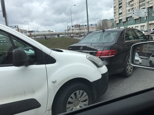 Стоят без знаков АО на развороте Богатырского перед Планерной.