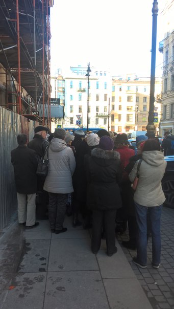 На Рубинштейна огромная очередь из блокадников - люди стоят, чтобы получить забронированные билеты в...