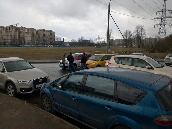 Кондратьевский 62 у Пятерочки, видимо, таксист сильно спешил пассажира подвезти :) Проезду особо не ...