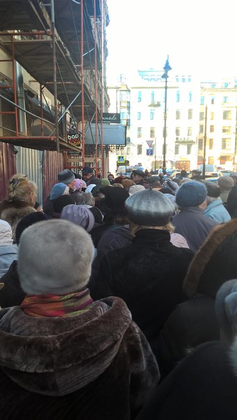 На Рубинштейна огромная очередь из блокадников - люди стоят, чтобы получить забронированные билеты в...