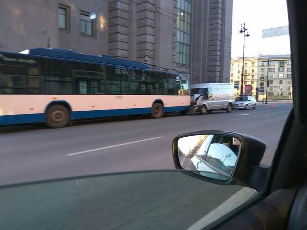 Микроавтобус на Московском проспекте протаранил троллейбус. Все живы. Службы на месте