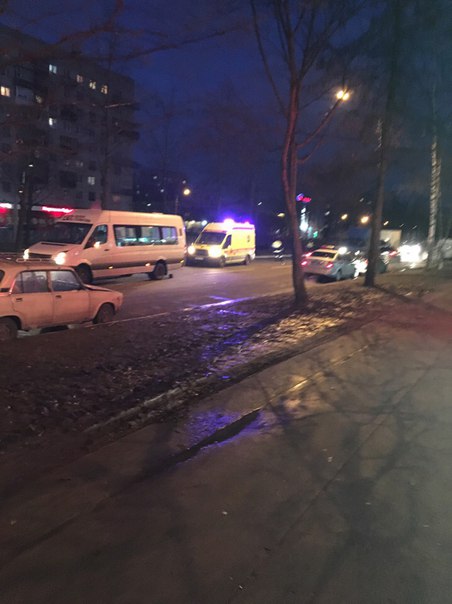 ДТП на улице Гарькавого, столкновение маршрутки 130 и легковой машины(которая скрылась)