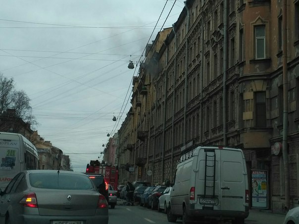 На Ваське горит квартира, 3 наряда пожарных, скорой помощи