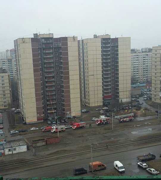 Пожар на 10 этаже в общежитии на Наставников 28. 4 пожарных машины. 5я едет. Подъехать близко к дому...