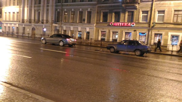 Лада ударила Mercedes на Московском проспекте 29