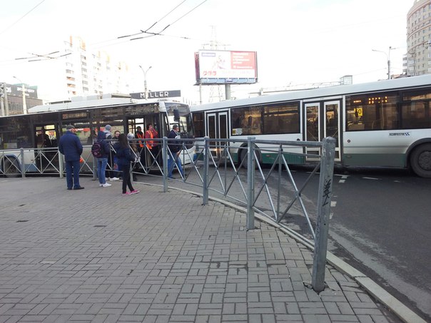 Ст. М. Комендантский проспект. Автобус снес перед троллейбусу. Оба ехали по Уточкина. Теперь на площ...