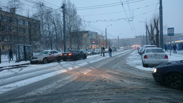 Прямо напротив. Авария на Васи Алексеева. Улица Васи Алексеева 7. ДТП на Васи Алексеева 25.12.2020. ДТП УАЗ Патриот на Стачек и Васи Алексеева.