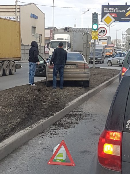 Заехал на разделитель и мешает поворачивать с Витебского на Бассейную