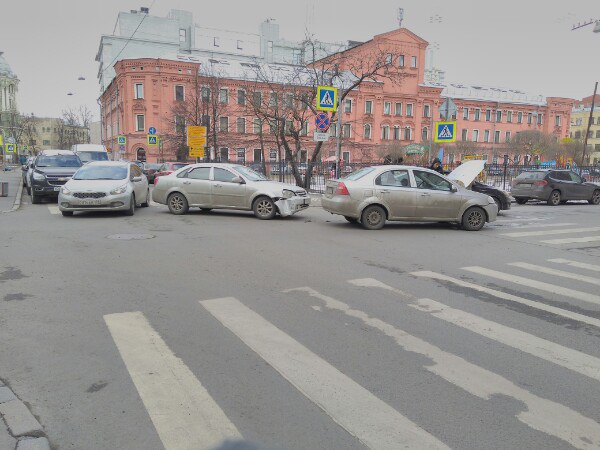 Авария на перекрёстке ул Ленина и Воскова.Проезду мешают.