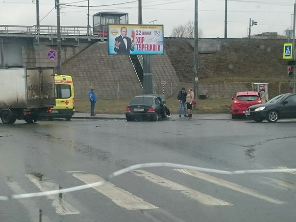 Митсубиси и Киа припарковались на тротуаре после ДТП на перекрестке Зольной и Малоохтинского пр.