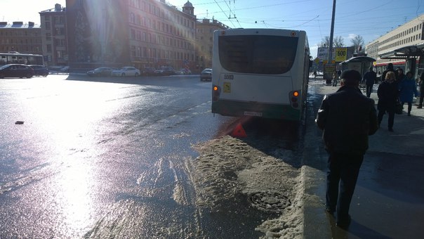 На Стачек 1 автобусы не поделили остановку.