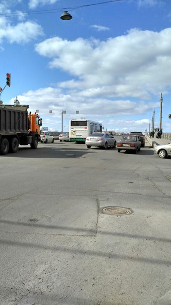 Автобус и легковушка на мосту Лейтенанта Шмидта в сторону Васильевского острова. Актуально на 15:40....