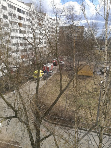 На ул.Генерала Симоняка пожар на 8 этаже.Люди выходят на улицу из дома.