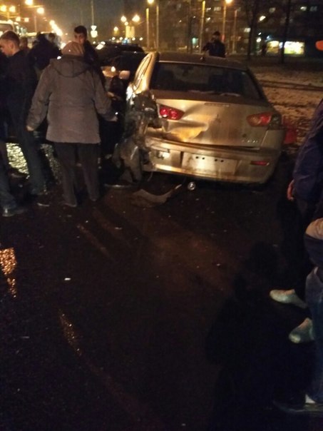 В 22:45 серьёзное ДТП на Дмитрия Устинова 5 Infiniti ушатал 4 машины.
