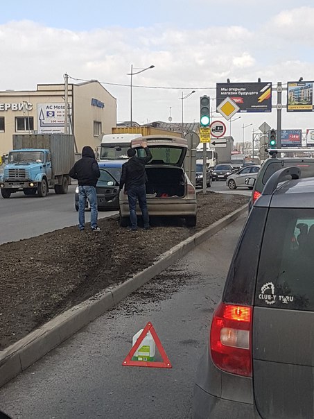 Заехал на разделитель и мешает поворачивать с Витебского на Бассейную