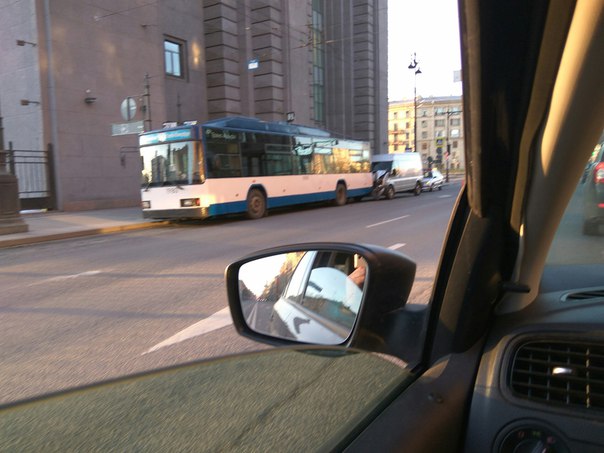 Микроавтобус на Московском проспекте протаранил троллейбус. Все живы. Службы на месте