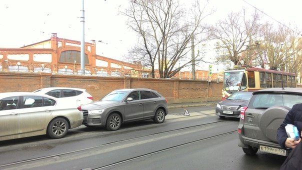 На ул. Котовского д.1/10 около Трамвайного парка 3 Audi поцеловало BMW. Служб нет, трамваи встали. П...