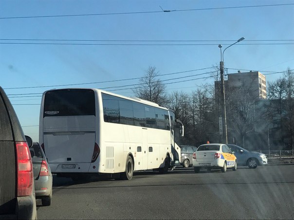 На перекрёстке ул Типанова и пр Гагарина автобус и калина не поделили дорогу, есть небольшая пробка