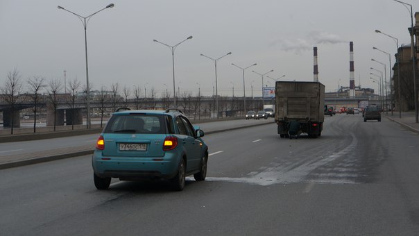 Водитель Suzuki догнавшейся в грузовичок на Октябрьской набережной перед мостом Ал. Невского около 7...