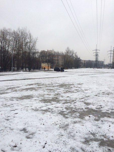На поле между ул. Ленсовета и Пулковской toyota села на пузо.