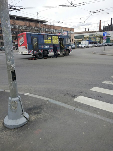Маршрутка потеряла колесо на перекрестке возле станции метро Кировский завод