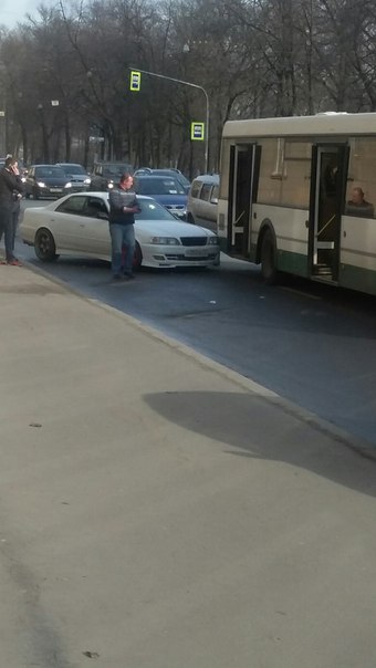 На Пр. Обуховской обороны у дома 21 въехал в автобус