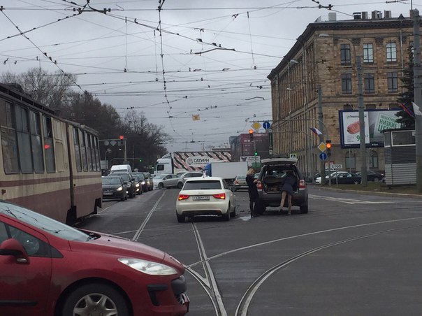 ДТП на Светлановской площади, трамваи в сторону Площади Мужества стоят. 9:45