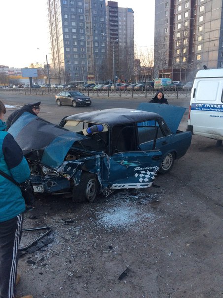 Семерка вылетела с дороги на проспекте Маршала Казакова и врезалась в припаркованный микроавтобус у ...
