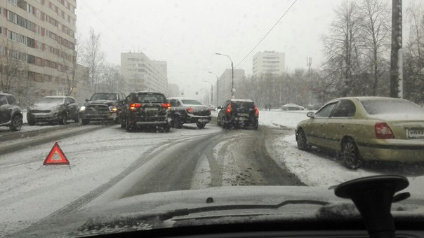 Генерала Симоняка. Лада пошла на разворот, mitsubishi не успела затормозить.