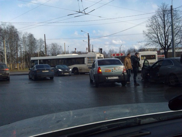 Что произошло на пискаревском пр. Авария на Пискаревском проспекте. ДТП на Бестужевской. Авария на Пискаревском проспекте сегодня. Мечникова 79 авария.