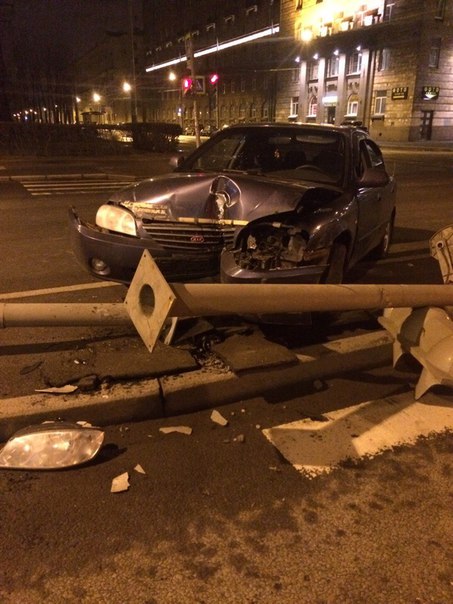 Ночью на круге Комсомольской площади, Киа сломал светофор