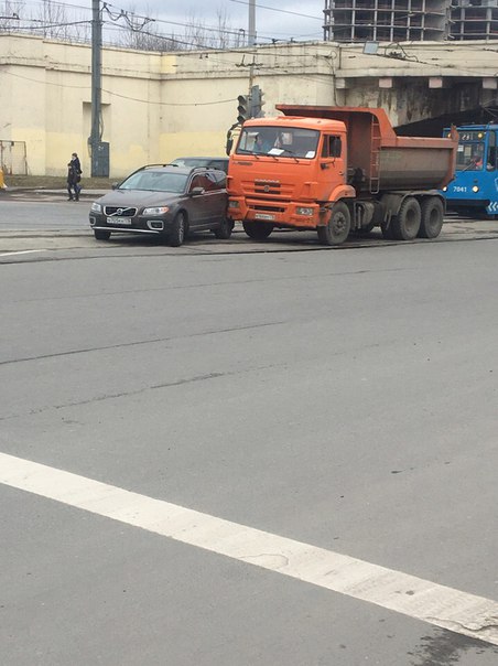 Volvo и КАМАЗ не поделили трамвайные пути на Новочеркасском проспекте, рядом с мостом, в сторону Да...
