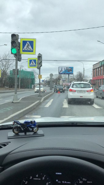 На Выборгском шоссе, Парголовская гора, напротив Пятерочки. Черный видимо прошляпил светофор и чмок...