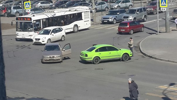 Только что встретились VW и BMW на углу перекрестка улиц Турку и Будапештской.