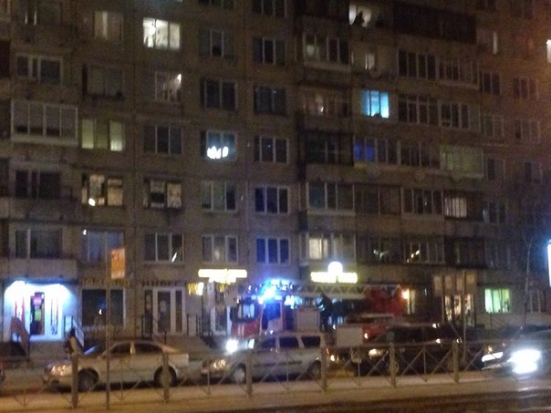 Из окна квартиры дома на углу перекрестка Купчинской и Ярослава Гашека достают сумашедшего