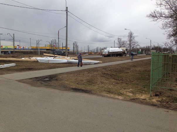 На петергофском в сторону Ломоносова фура раскидала брус напротив ленты