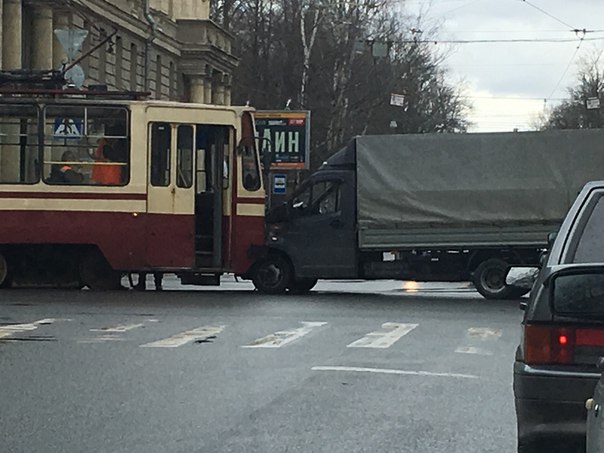 На перекрестке Большого Сампсониевского и 1-го Муринского, ГАЗель решил что сегодня трамваю уступать...