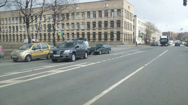 БМВ догнал Аутлендер , стоят на Литовской за улицей Грибалевой